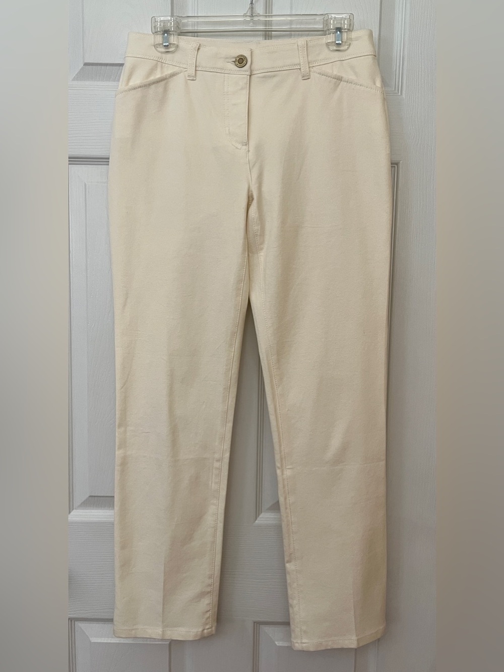 Chico’s So Slimming pants
Chico’s size 0 / US size 4